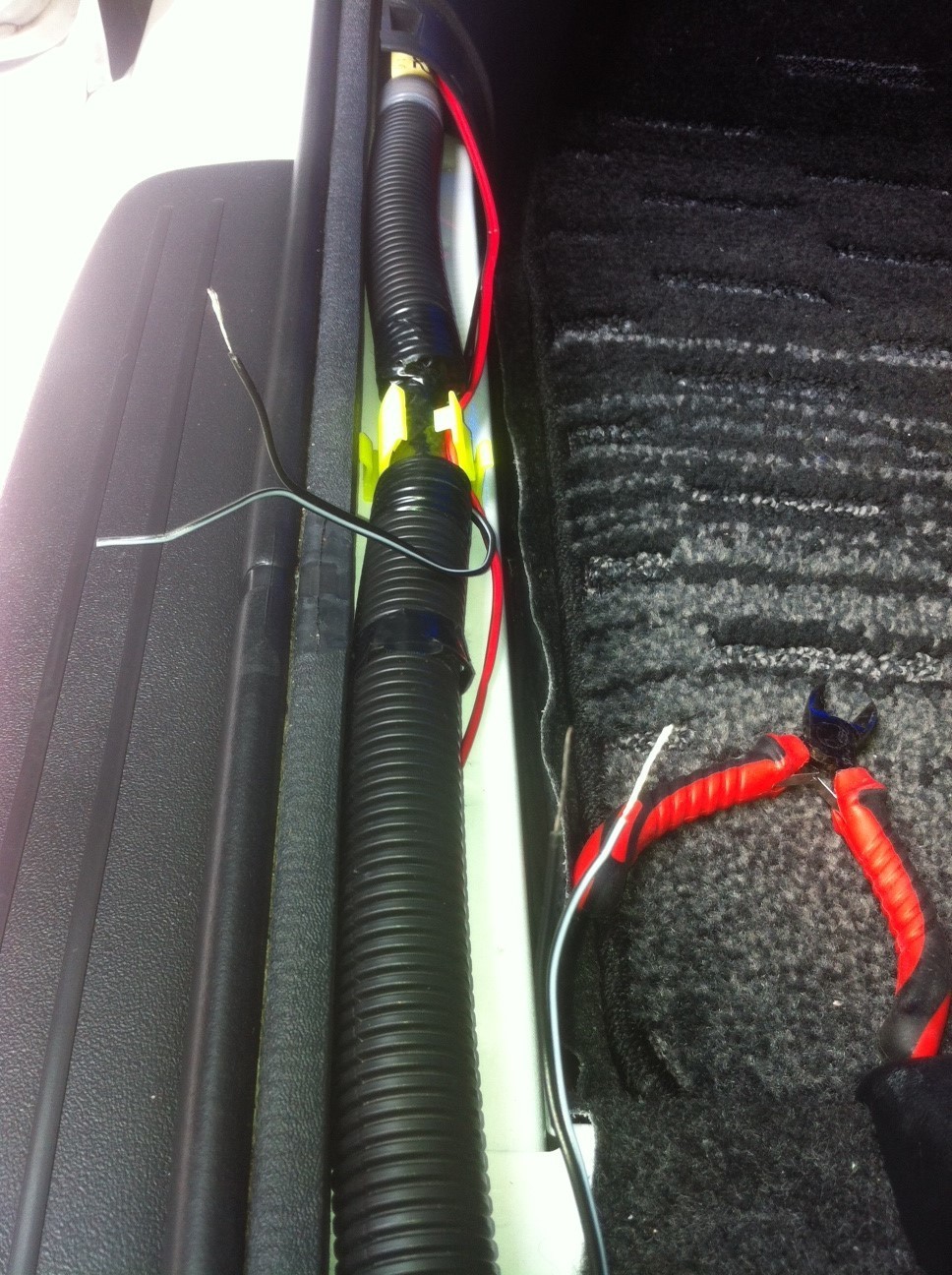 ３列目フットライト取り付け ヒマな日常